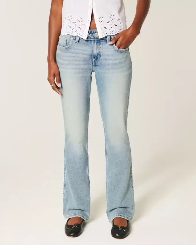 Niedrige Bootcut-Jeans mit mittlerer Waschung und Schmetterlingsstickerei