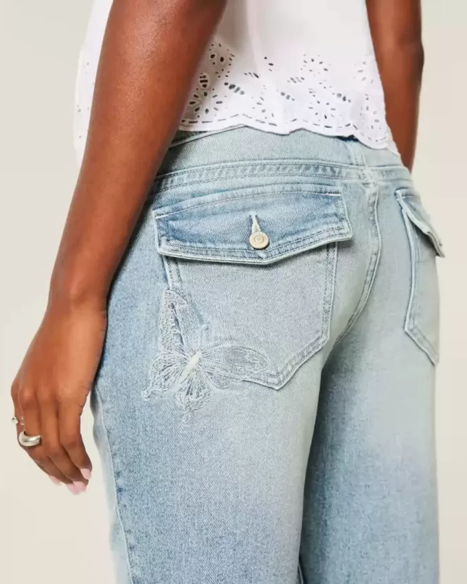 Niedrige Bootcut-Jeans mit mittlerer Waschung und Schmetterlingsstickerei