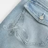 Niedrige Bootcut-Jeans mit mittlerer Waschung und Schmetterlingsstickerei