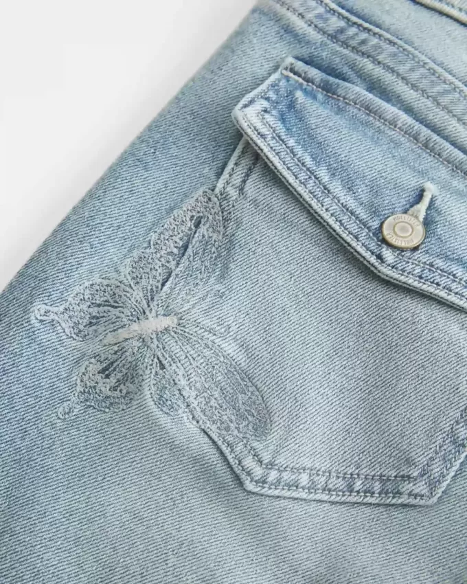 Niedrige Bootcut-Jeans mit mittlerer Waschung und Schmetterlingsstickerei