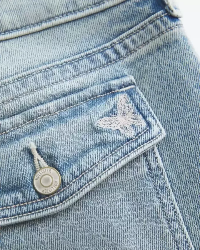 Niedrige Bootcut-Jeans mit mittlerer Waschung und Schmetterlingsstickerei