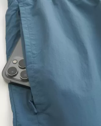 Nylon-Trainingsshorts über dem Knie