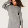 Oversize-Pulloverkleid mit Rundhalsausschnitt und Zopfmuster