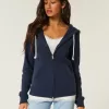 Schmaler Kapuzenpullover mit Reißverschluss Schmaler Kapuzenpullover mit Reißverschluss