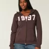 Schmaler Kapuzenpullover mit Reißverschluss und Grafik von 1997