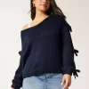 Schulterfreier Pullover mit Schleifenapplikation Schulterfreier Pullover mit Schleifenapplikation