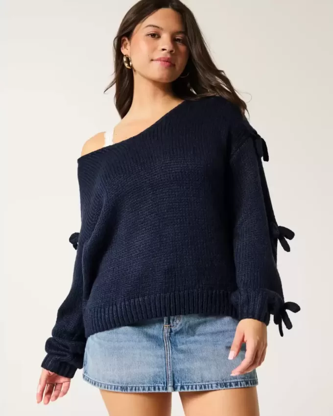 Schulterfreier Pullover mit Schleifenapplikation Schulterfreier Pullover mit Schleifenapplikation
