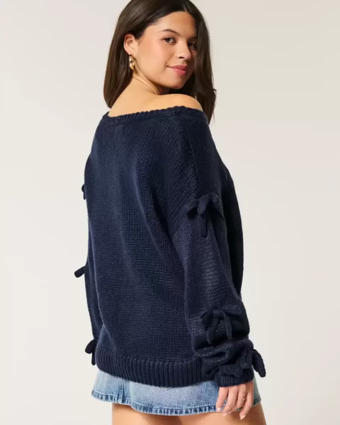 Schulterfreier Pullover mit Schleifenapplikation Schulterfreier Pullover mit Schleifenapplikation