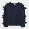 Schulterfreier Pullover mit Schleifenapplikation Schulterfreier Pullover mit Schleifenapplikation
