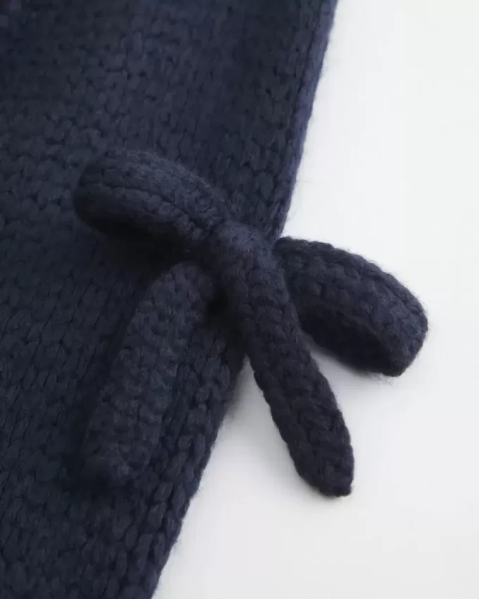 Schulterfreier Pullover mit Schleifenapplikation Schulterfreier Pullover mit Schleifenapplikation