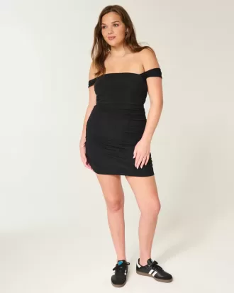 Schulterfreies, figurbetontes Netzkleid