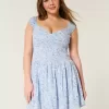 Schulterfreies Minikleid mit asymmetrischem Saum