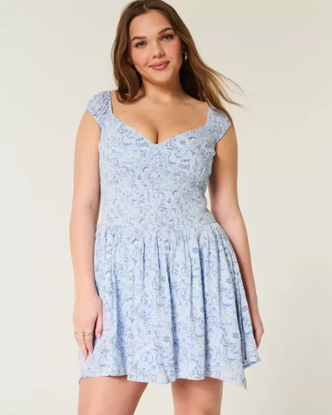 Schulterfreies Minikleid mit asymmetrischem Saum