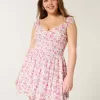 Schulterfreies Minikleid mit asymmetrischem Saum