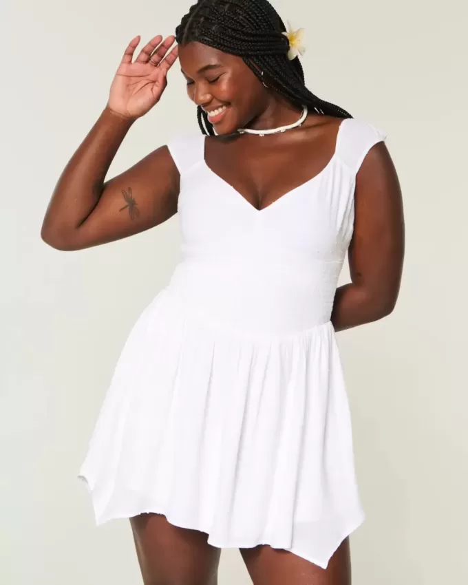 Schulterfreies Minikleid mit asymmetrischem Saum