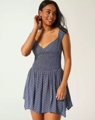 Schulterfreies Minikleid mit asymmetrischem Saum