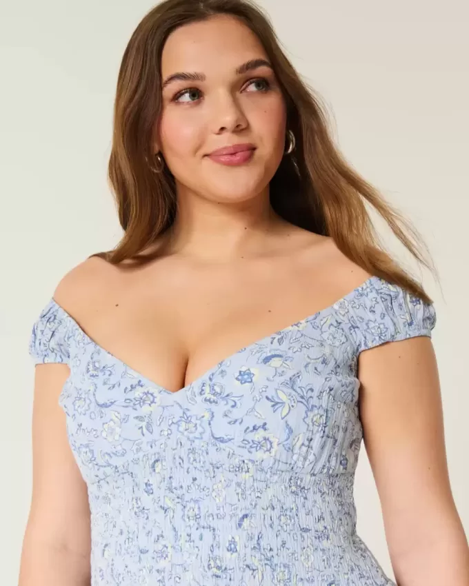 Schulterfreies Minikleid mit asymmetrischem Saum