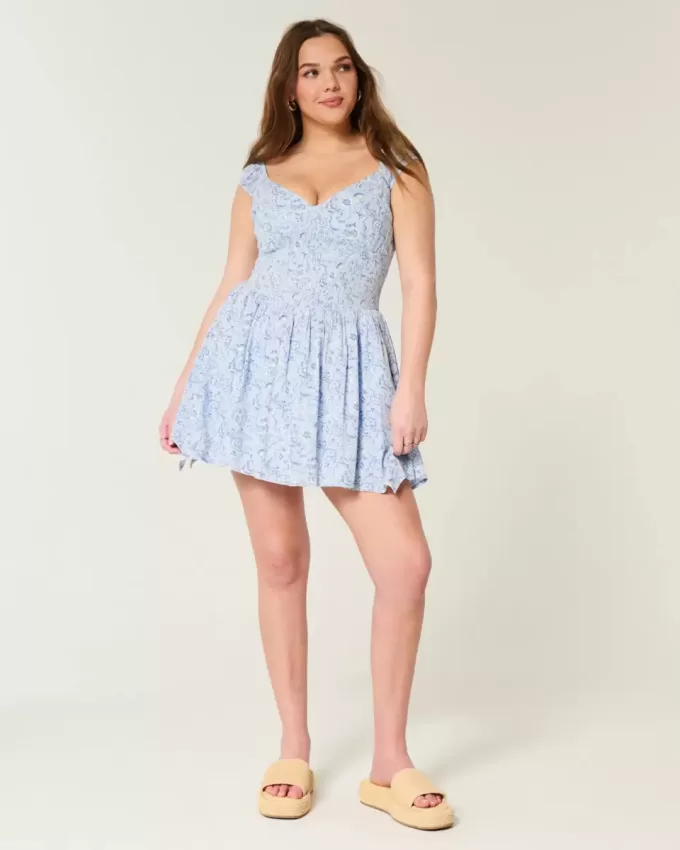 Schulterfreies Minikleid mit asymmetrischem Saum