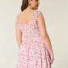 Schulterfreies Minikleid mit asymmetrischem Saum