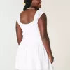 Schulterfreies Minikleid mit asymmetrischem Saum