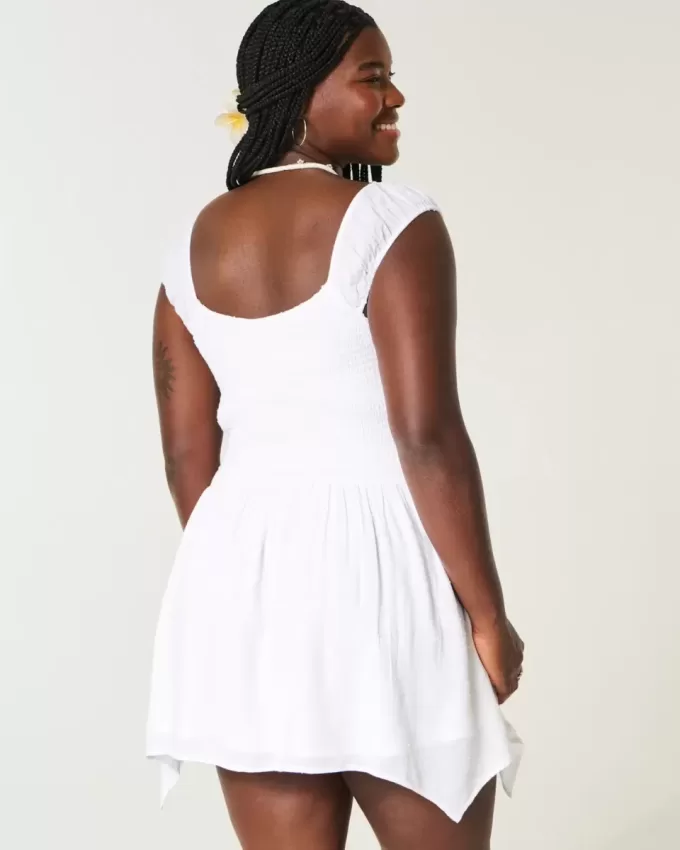 Schulterfreies Minikleid mit asymmetrischem Saum