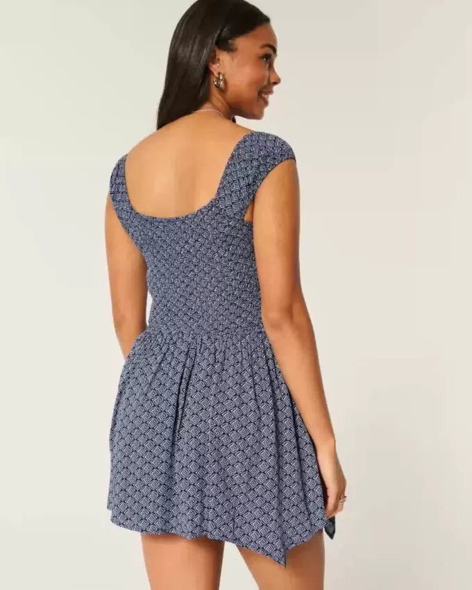 Schulterfreies Minikleid mit asymmetrischem Saum