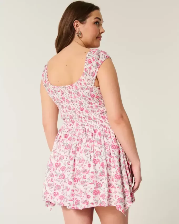 Schulterfreies Minikleid mit asymmetrischem Saum