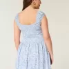Schulterfreies Minikleid mit asymmetrischem Saum