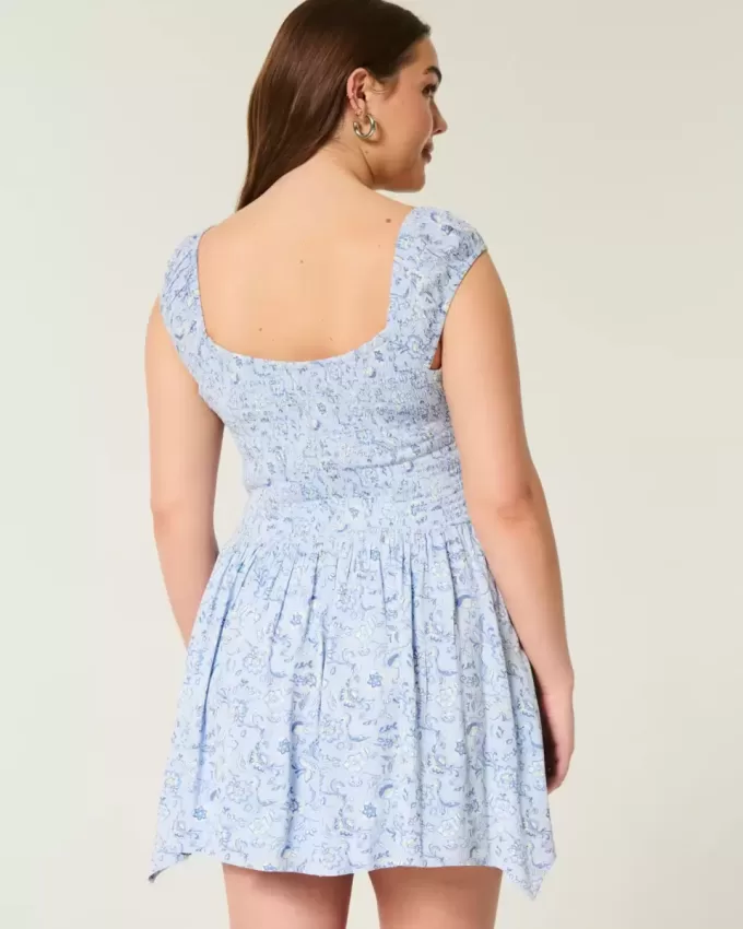Schulterfreies Minikleid mit asymmetrischem Saum