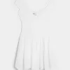 Schulterfreies Minikleid mit asymmetrischem Saum