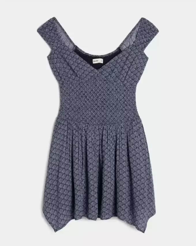 Schulterfreies Minikleid mit asymmetrischem Saum