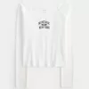 Schulterfreies T-Shirt mit Montauk-Grafik und Spitzenbesatz Schulterfreies T-Shirt mit Montauk-Grafik und Spitzenbesatz