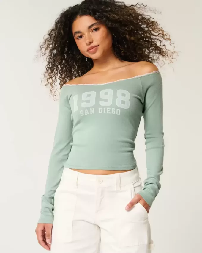 Schulterfreies T-Shirt mit San Diego-Grafik und Spitzenbesatz Schulterfreies T-Shirt mit San Diego-Grafik und Spitzenbesatz