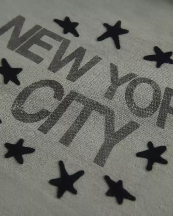 Schulterfreies T-Shirt mit verdrehter New York City-Grafik Schulterfreies T-Shirt mit verdrehter New York City-Grafik