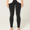 Schwarze Skinny Jeans mit mittelhohem Bund und verwaschenem Schnitt Schwarze Skinny Jeans mit mittelhohem Bund und verwaschenem Schnitt