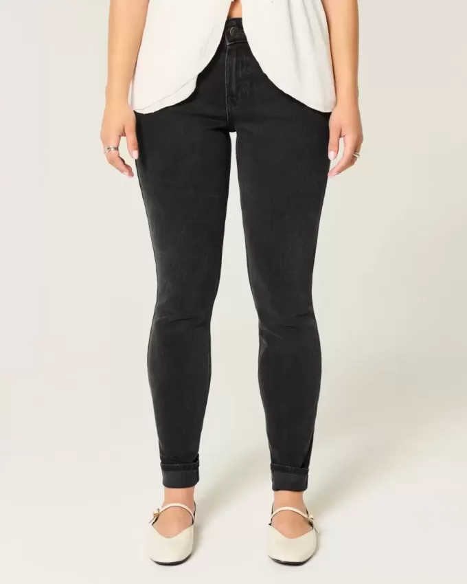 Schwarze Skinny Jeans mit mittelhohem Bund und verwaschenem Schnitt Schwarze Skinny Jeans mit mittelhohem Bund und verwaschenem Schnitt