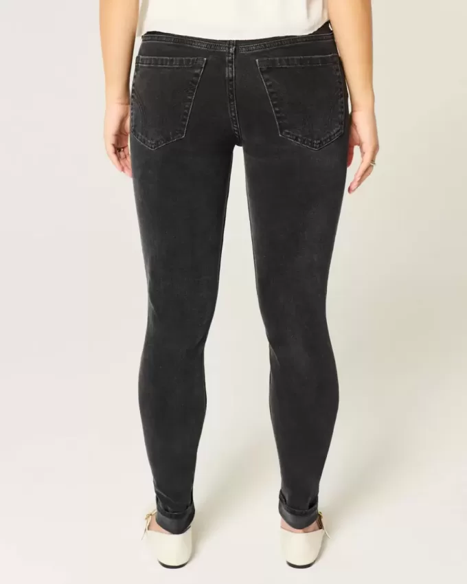 Schwarze Skinny Jeans mit mittelhohem Bund und verwaschenem Schnitt Schwarze Skinny Jeans mit mittelhohem Bund und verwaschenem Schnitt