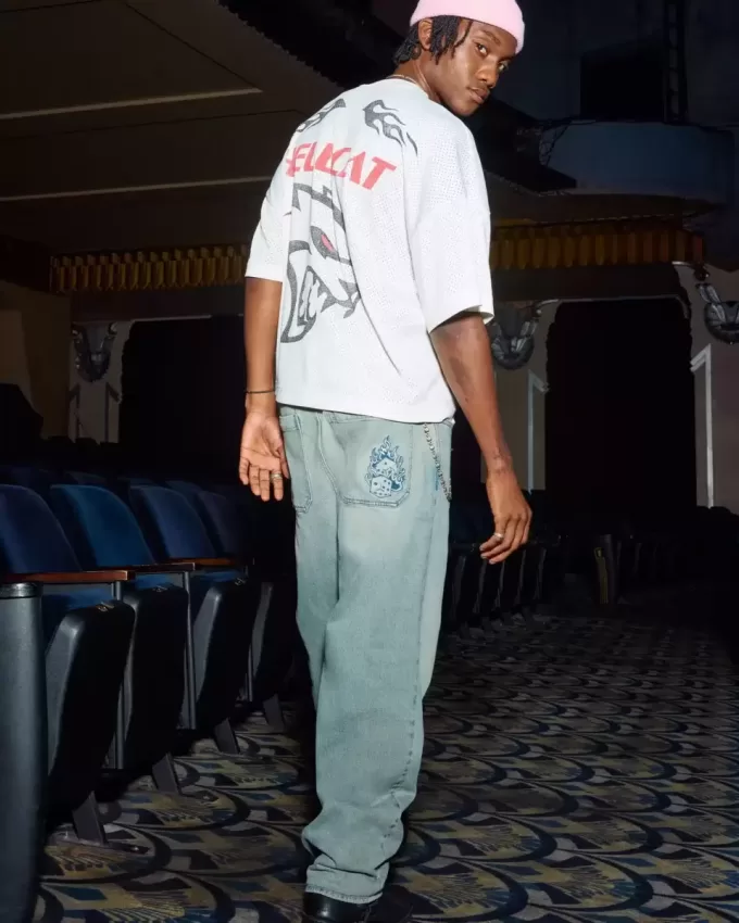 Skater-Baggy-Jeans mit Würfelstickerei in heller Waschung Skater-Baggy-Jeans mit Würfelstickerei in heller Waschung