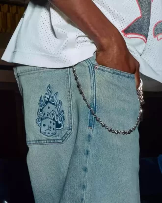 Skater-Baggy-Jeans mit Würfelstickerei in heller Waschung