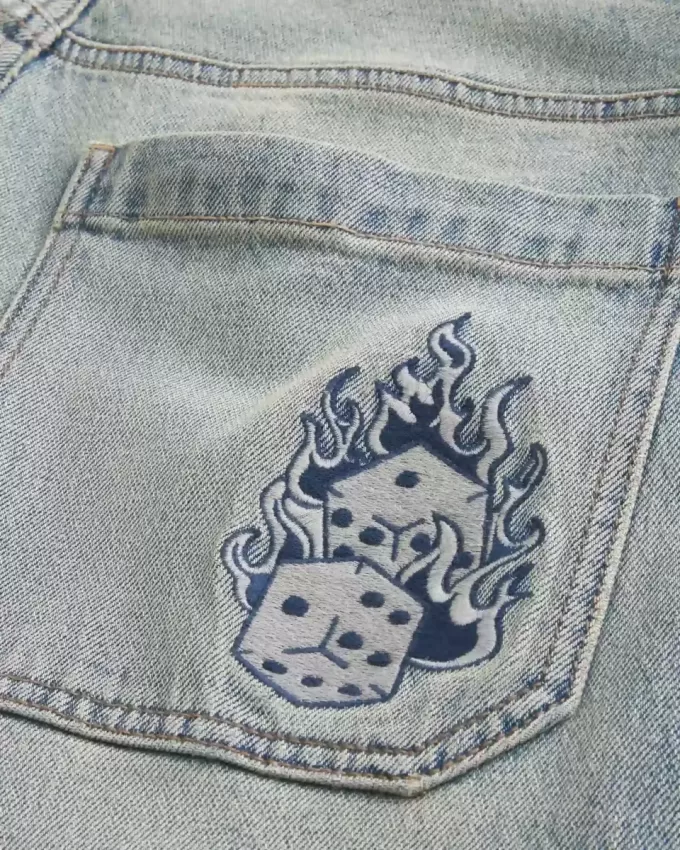 Skater-Baggy-Jeans mit Würfelstickerei in heller Waschung Skater-Baggy-Jeans mit Würfelstickerei in heller Waschung