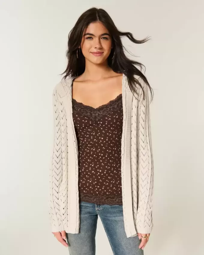 Stitchy Cardigan mit Kapuze und No-Close-Muster Stitchy Cardigan mit Kapuze und No-Close-Muster