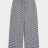 Strick-Schlupfhose mit weitem Bein Strick-Schlupfhose mit weitem Bein