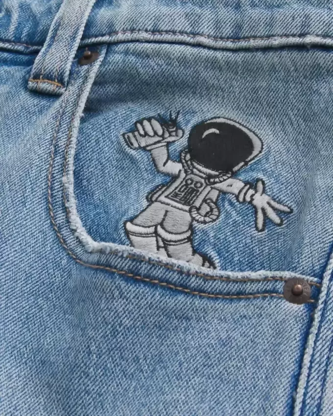 Super Baggy-Jeans mit Astronauten-Grafik in heller Waschung