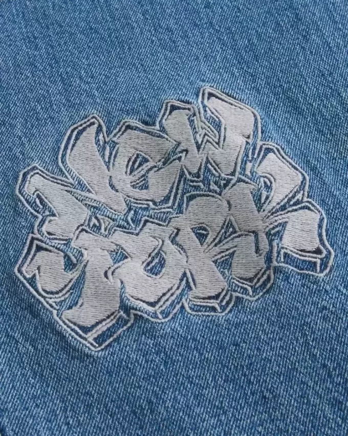 Super Baggy-Jeans mit NYC-Grafik in mittlerer Waschung