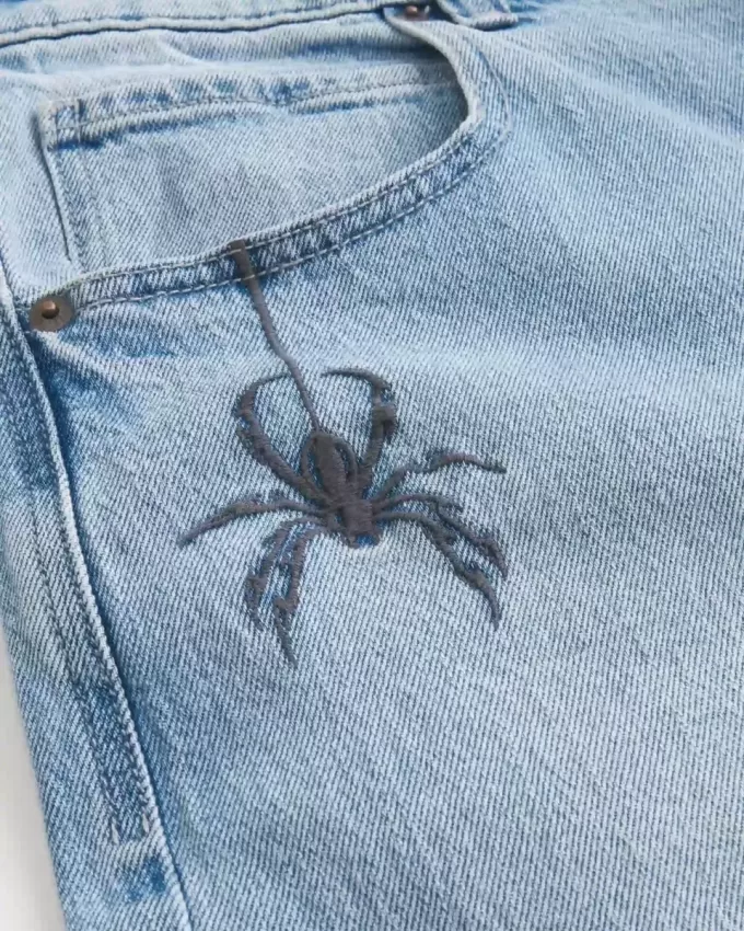 Super Baggy-Jeans mit Spider-Grafik in heller Waschung
