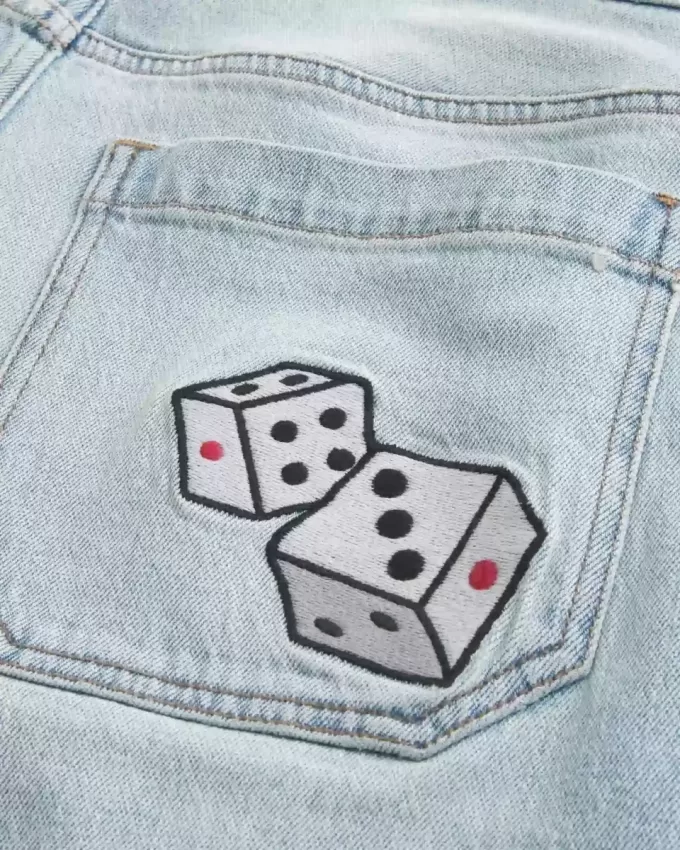 Super Baggy-Jeansshorts mit Würfelgrafik in heller Waschung