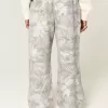 Superweite Jogginghose mit Camouflage-Muster