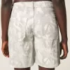 Tief sitzende Baggy-Jeans mit Camouflage-Muster Tief sitzende Baggy-Jeans mit Camouflage-Muster