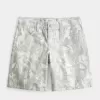 Tief sitzende Baggy-Jeans mit Camouflage-Muster Tief sitzende Baggy-Jeans mit Camouflage-Muster