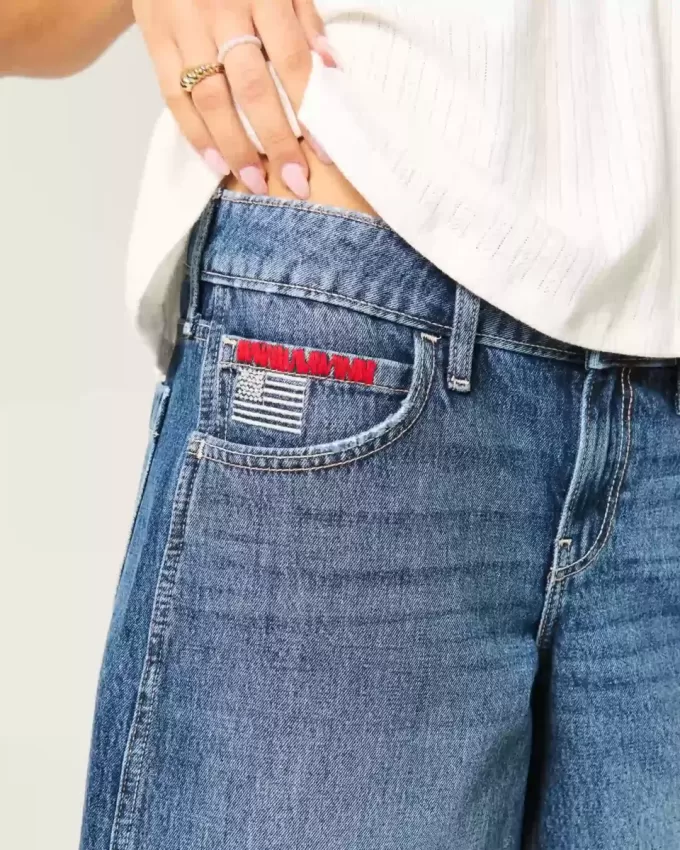 Tief sitzende Baggy-Jeans mit dunkel verwaschener amerikanischer Flaggengrafik